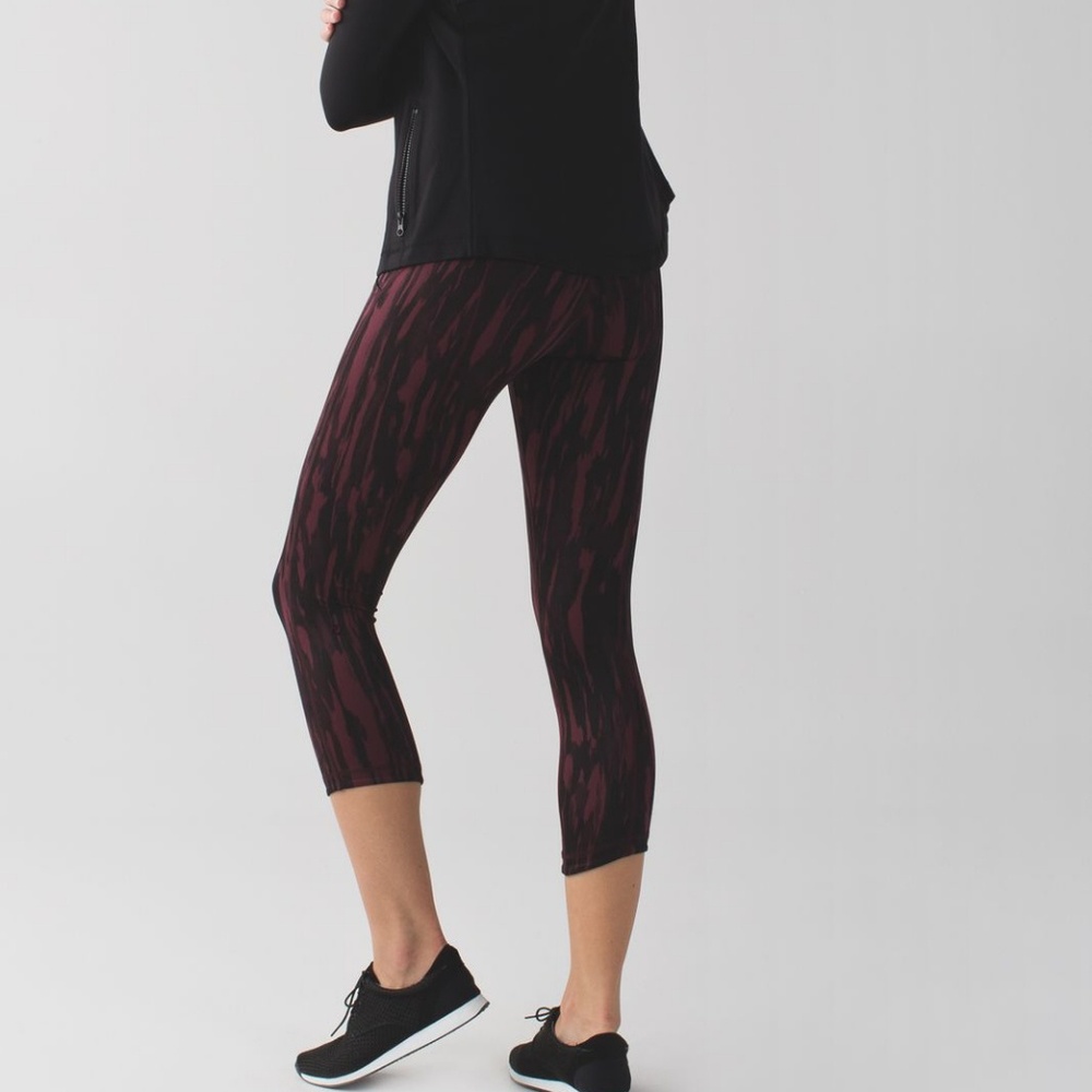 Lululemon Exquisite Crops Bordeaux sz 6